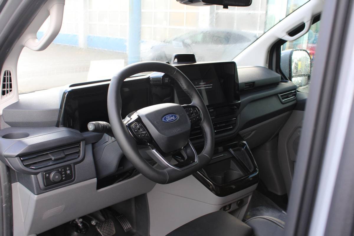 Ford Transit Custom Ford Transit Custom 320 2.5 PHEV L2H1 Grey Platinum DC | Dubbele Cabine | Rijklaar | Dubbele zijschuifdeur | Dual-zone automatische airconditioning | Privacy glass | Groot middenconsole | Trekhaakvoorbereiding | Centrale dubbele vergrendeling | Driver Assistent Pack Ultimate | Verwarmbaar stuurwiel | 2 AGM accus | PHEV 1-fase oplaadkabel 10m | Vehicle Integration System