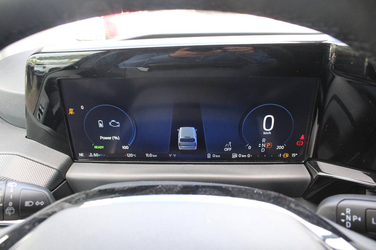 Ford Transit Custom Ford Transit Custom 320 2.5 PHEV L2H1 Grey Platinum DC | Dubbele Cabine | Rijklaar | Dubbele zijschuifdeur | Dual-zone automatische airconditioning | Privacy glass | Groot middenconsole | Trekhaakvoorbereiding | Centrale dubbele vergrendeling | Driver Assistent Pack Ultimate | Verwarmbaar stuurwiel | 2 AGM accus | PHEV 1-fase oplaadkabel 10m | Vehicle Integration System