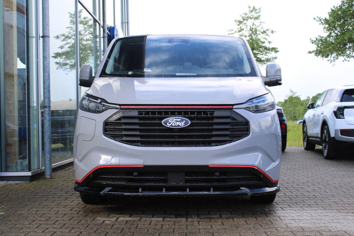 Ford Transit Custom Ford Transit Custom 320 2.5 PHEV L2H1 Grey Platinum DC | Dubbele Cabine | Rijklaar | Dubbele zijschuifdeur | Dual-zone automatische airconditioning | Privacy glass | Groot middenconsole | Trekhaakvoorbereiding | Centrale dubbele vergrendeling | Driver Assistent Pack Ultimate | Verwarmbaar stuurwiel | 2 AGM accus | PHEV 1-fase oplaadkabel 10m | Vehicle Integration System