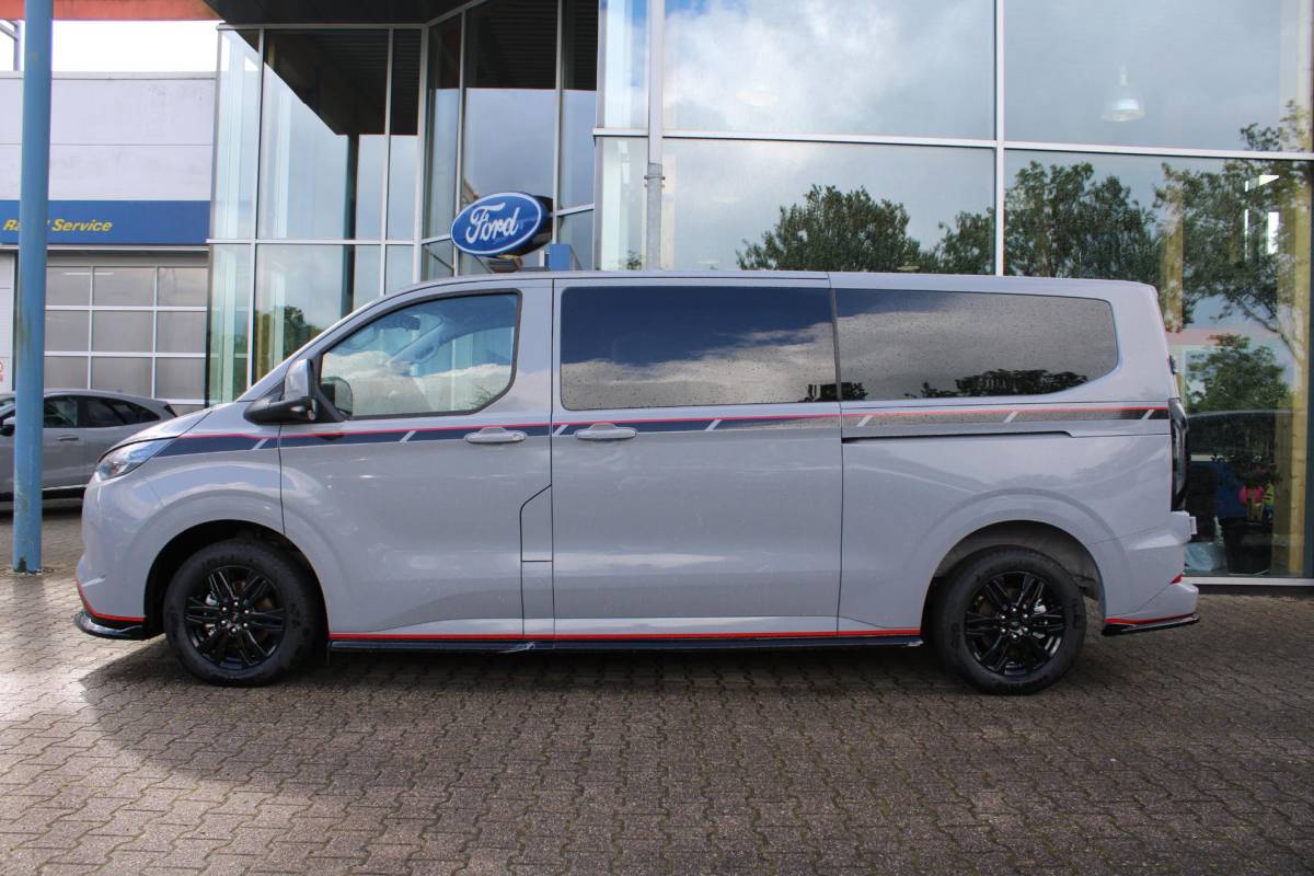Ford Transit Custom Ford Transit Custom 320 2.5 PHEV L2H1 Grey Platinum DC | Dubbele Cabine | Rijklaar | Dubbele zijschuifdeur | Dual-zone automatische airconditioning | Privacy glass | Groot middenconsole | Trekhaakvoorbereiding | Centrale dubbele vergrendeling | Driver Assistent Pack Ultimate | Verwarmbaar stuurwiel | 2 AGM accus | PHEV 1-fase oplaadkabel 10m | Vehicle Integration System