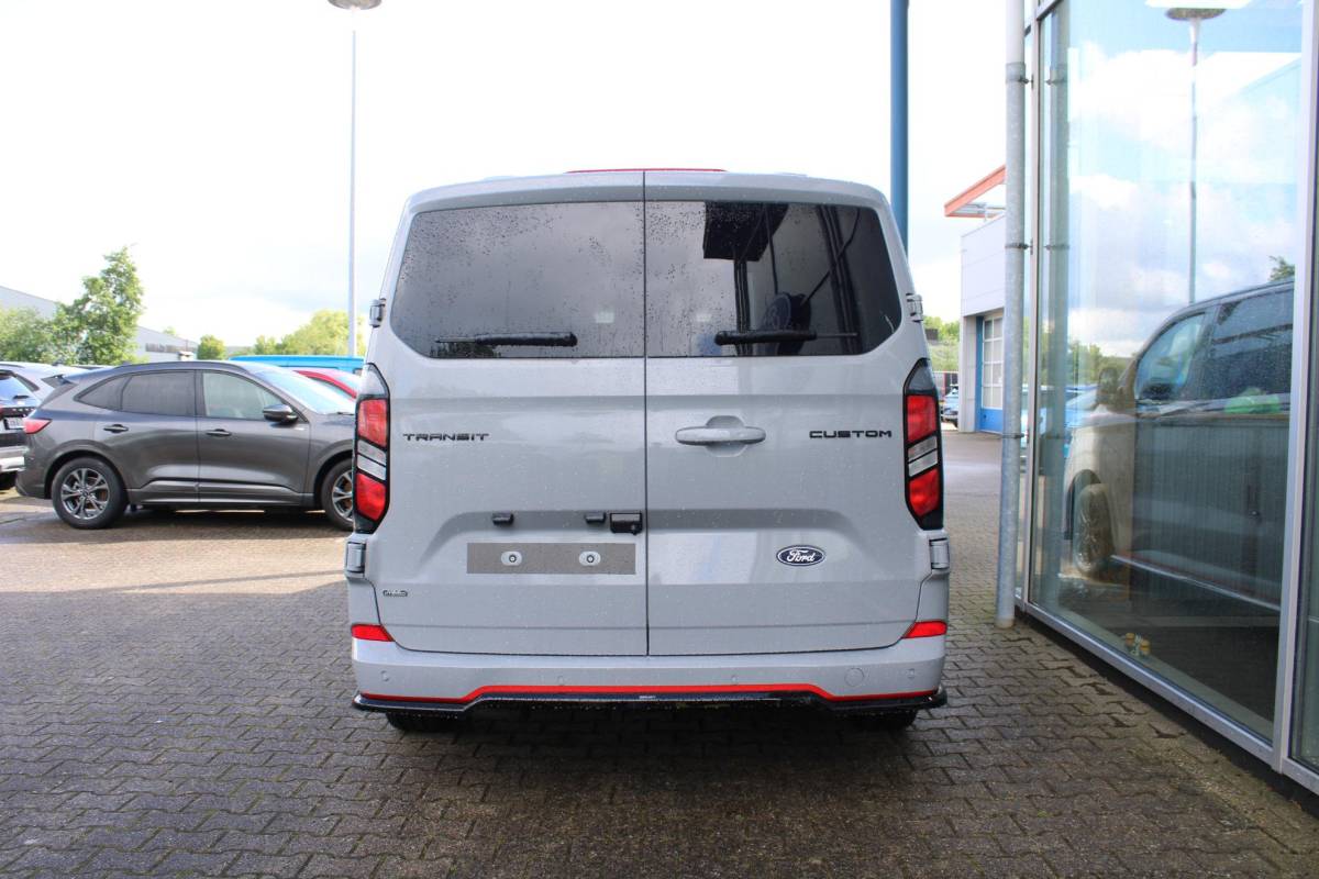Ford Transit Custom Ford Transit Custom 320 2.5 PHEV L2H1 Grey Platinum DC | Dubbele Cabine | Rijklaar | Dubbele zijschuifdeur | Dual-zone automatische airconditioning | Privacy glass | Groot middenconsole | Trekhaakvoorbereiding | Centrale dubbele vergrendeling | Driver Assistent Pack Ultimate | Verwarmbaar stuurwiel | 2 AGM accus | PHEV 1-fase oplaadkabel 10m | Vehicle Integration System