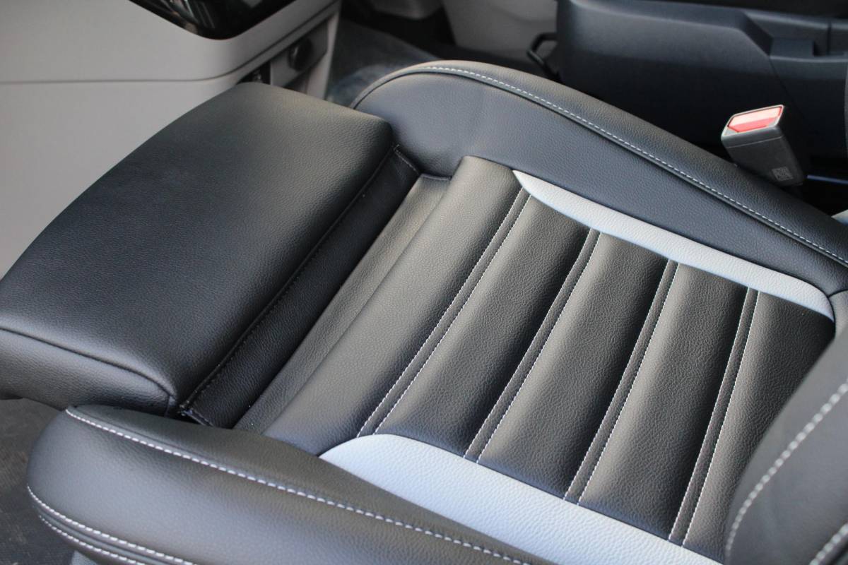 Ford Transit Custom Ford Transit Custom 320 2.5 PHEV L2H1 Grey Platinum DC | Dubbele Cabine | Rijklaar | Dubbele zijschuifdeur | Dual-zone automatische airconditioning | Privacy glass | Groot middenconsole | Trekhaakvoorbereiding | Centrale dubbele vergrendeling | Driver Assistent Pack Ultimate | Verwarmbaar stuurwiel | 2 AGM accus | PHEV 1-fase oplaadkabel 10m | Vehicle Integration System