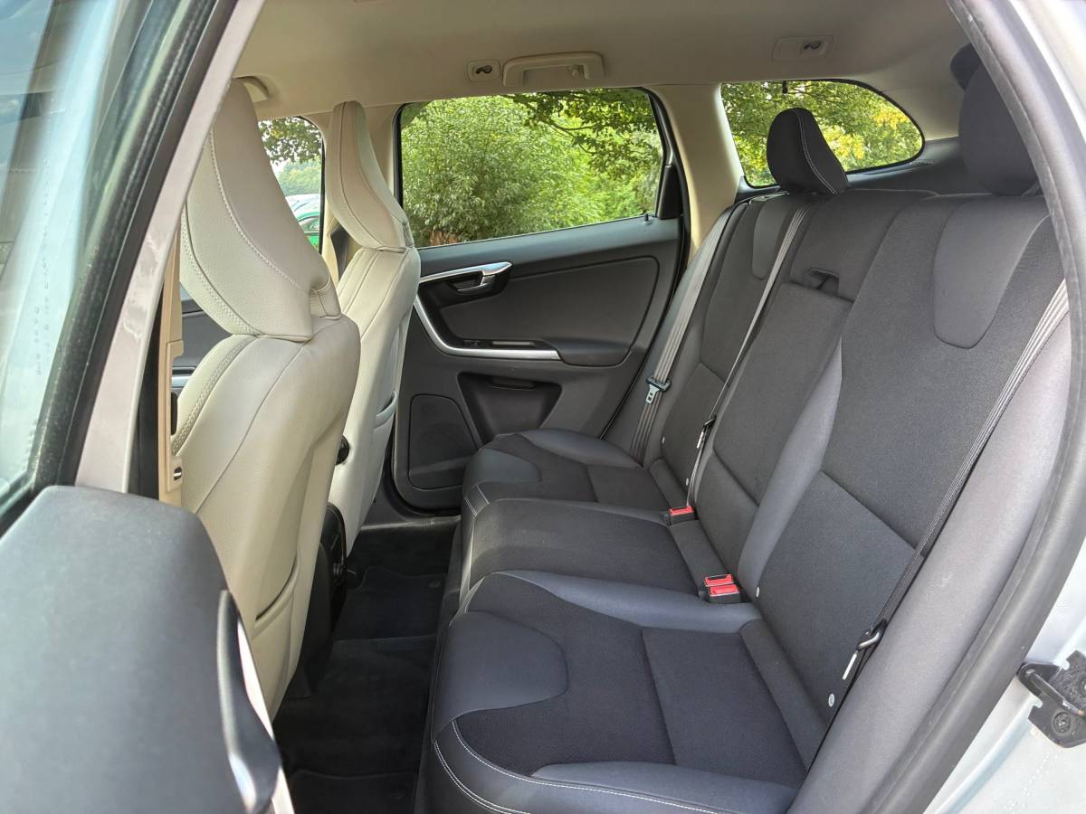 Volvo XC60 Volvo XC60 2.4D AWD Kinetic | Automaat + Cruise + Clima nu € 5.975,-!!!
