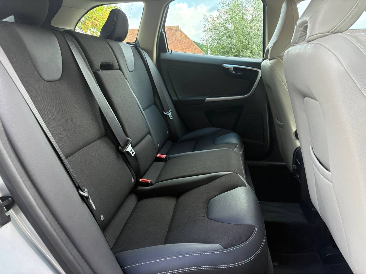 Volvo XC60 Volvo XC60 2.4D AWD Kinetic | Automaat + Cruise + Clima nu € 5.975,-!!!