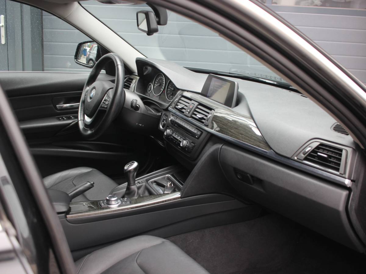 BMW 3 Serie BMW 3-serie Touring 320i Nieuwe Koppeling, Facelift, NAP, LEDER, CRUISE, RIJDT SUPER