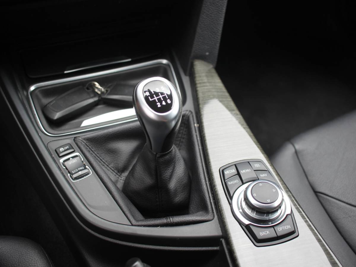 BMW 3 Serie BMW 3-serie Touring 320i Nieuwe Koppeling, Facelift, NAP, LEDER, CRUISE, RIJDT SUPER