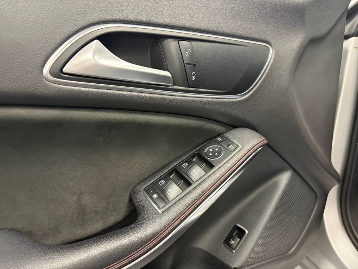 Mercedes-Benz CLA Mercedes-Benz CLA-klasse 180 Business Solution AMG*NAP*Automaat*Stoelverwarming*Navi*Cruise-Control*