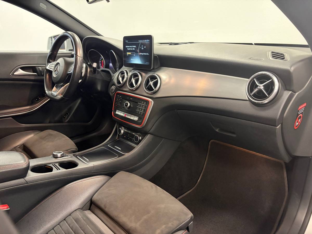 Mercedes-Benz CLA Mercedes-Benz CLA-klasse 180 Business Solution AMG*NAP*Automaat*Stoelverwarming*Navi*Cruise-Control*