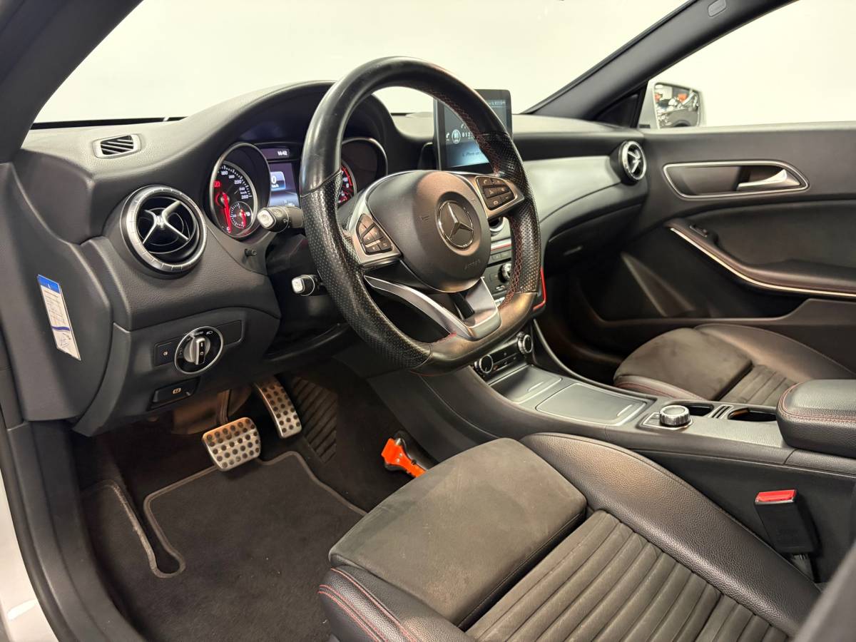 Mercedes-Benz CLA Mercedes-Benz CLA-klasse 180 Business Solution AMG*NAP*Automaat*Stoelverwarming*Navi*Cruise-Control*