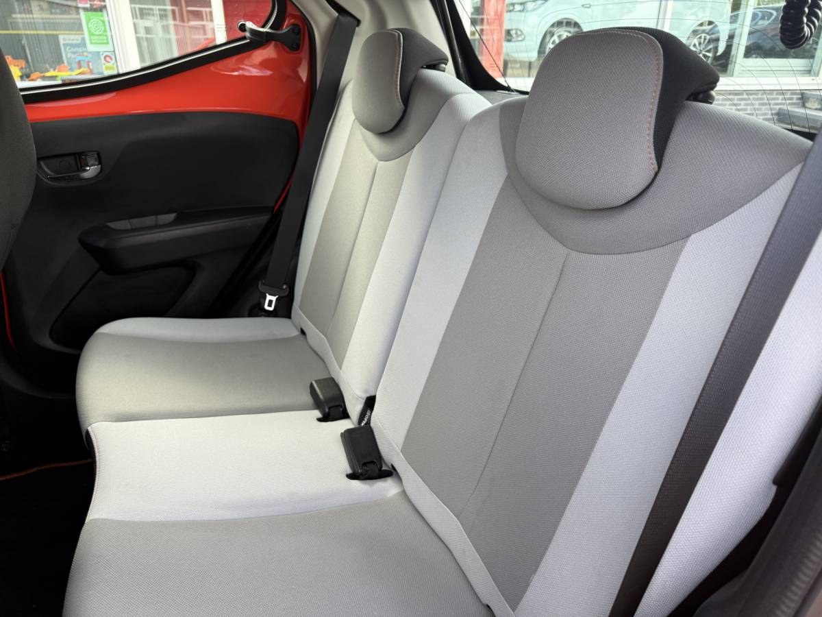 Toyota Aygo Toyota Aygo 1.0 VVT-i x-wave Airco, Camera, Bluetooth tel, etc..!!