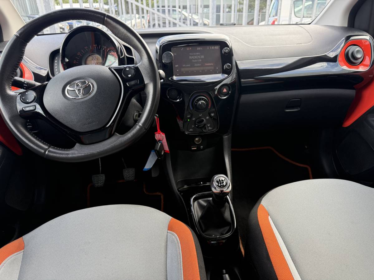 Toyota Aygo Toyota Aygo 1.0 VVT-i x-wave Airco, Camera, Bluetooth tel, etc..!!