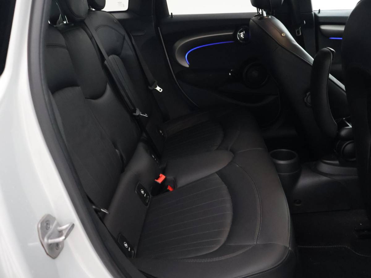 MINI 5-Deurs MINI 5-Deurs 1.5 COOPER AUT. + LEDER | UNION JACK LED | HARMAN/KARDON | MINI YOURS | APPLE CARPLAY