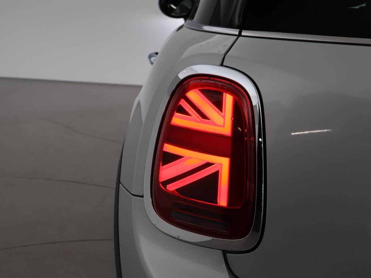 MINI 5-Deurs MINI 5-Deurs 1.5 COOPER AUT. + LEDER | UNION JACK LED | HARMAN/KARDON | MINI YOURS | APPLE CARPLAY