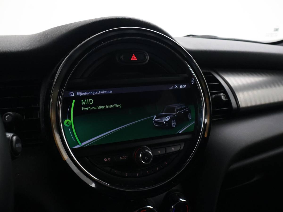 MINI 5-Deurs MINI 5-Deurs 1.5 COOPER AUT. + LEDER | UNION JACK LED | HARMAN/KARDON | MINI YOURS | APPLE CARPLAY