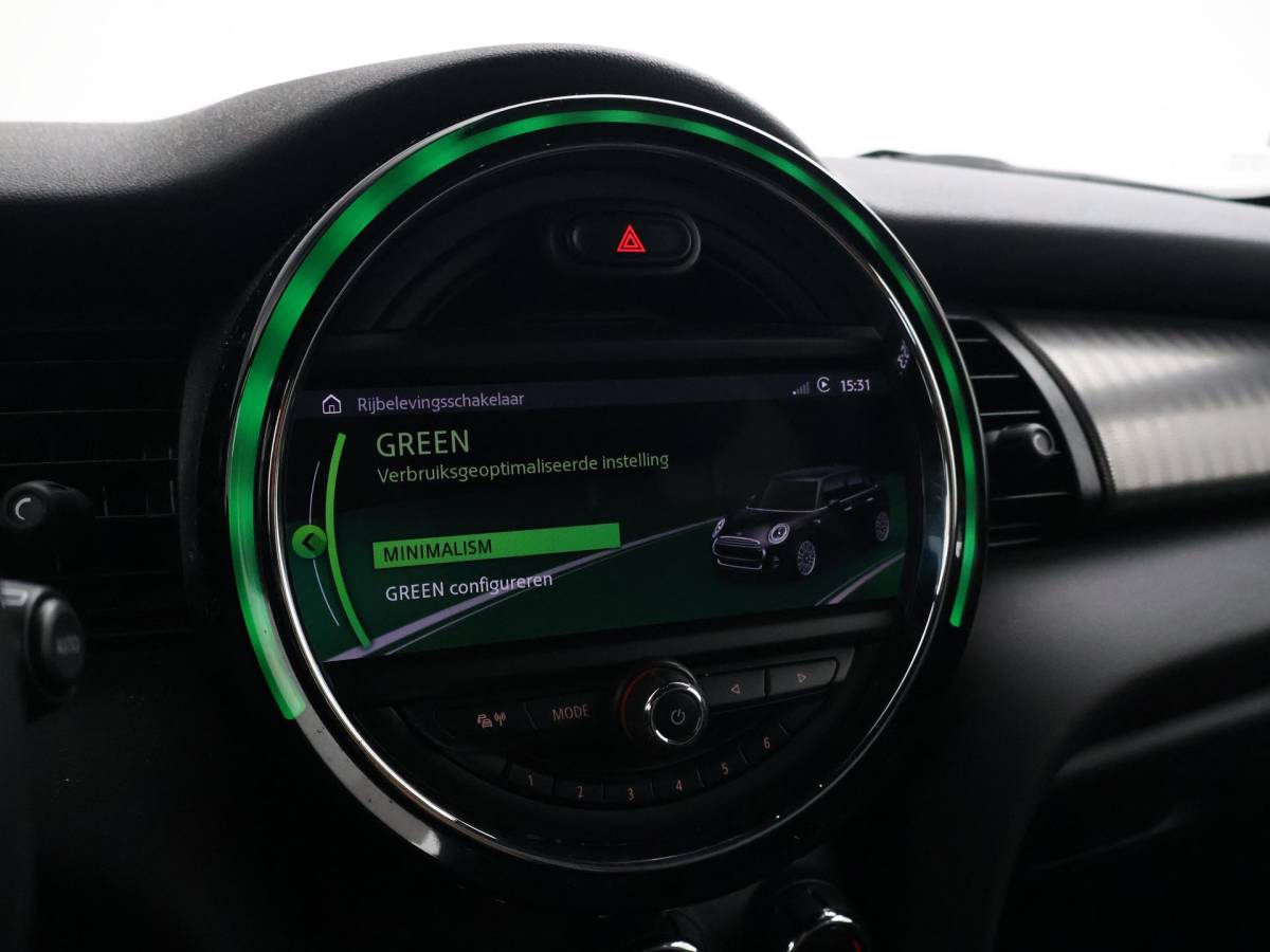 MINI 5-Deurs MINI 5-Deurs 1.5 COOPER AUT. + LEDER | UNION JACK LED | HARMAN/KARDON | MINI YOURS | APPLE CARPLAY
