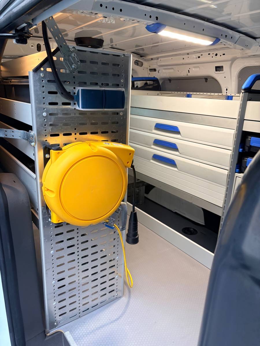 Ford Transit Connect Ford Transit Connect L2H1 Servicewagen 1.5 100pk EcoBlue Trend 3persoons, Sortimo kasten, V230 omvormer, RIJKLAARPRIJS!