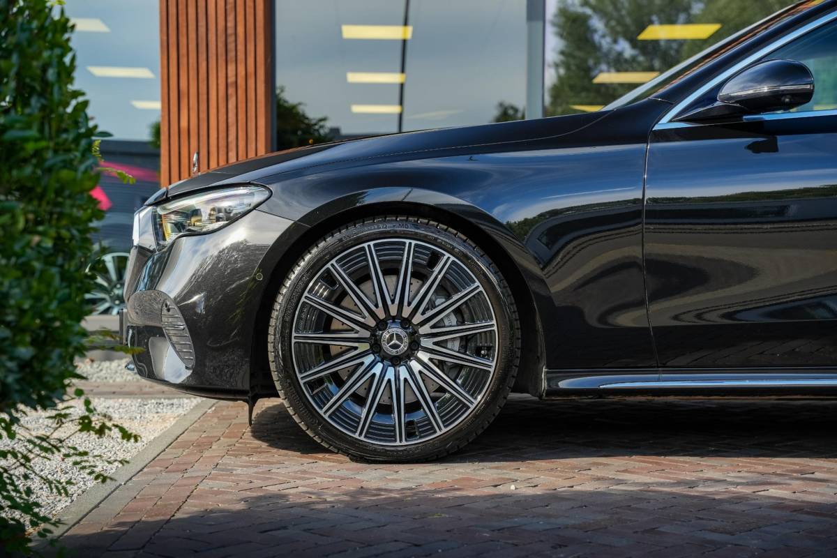 Mercedes-Benz E-Klasse Mercedes-Benz E-klasse E-klasse 200 AMG Hyperscreen Burmester Stoelkoeling 360 Camera