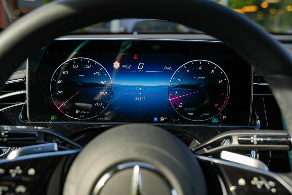 Mercedes-Benz E-Klasse Mercedes-Benz E-klasse E-klasse 200 AMG Hyperscreen Burmester Stoelkoeling 360 Camera