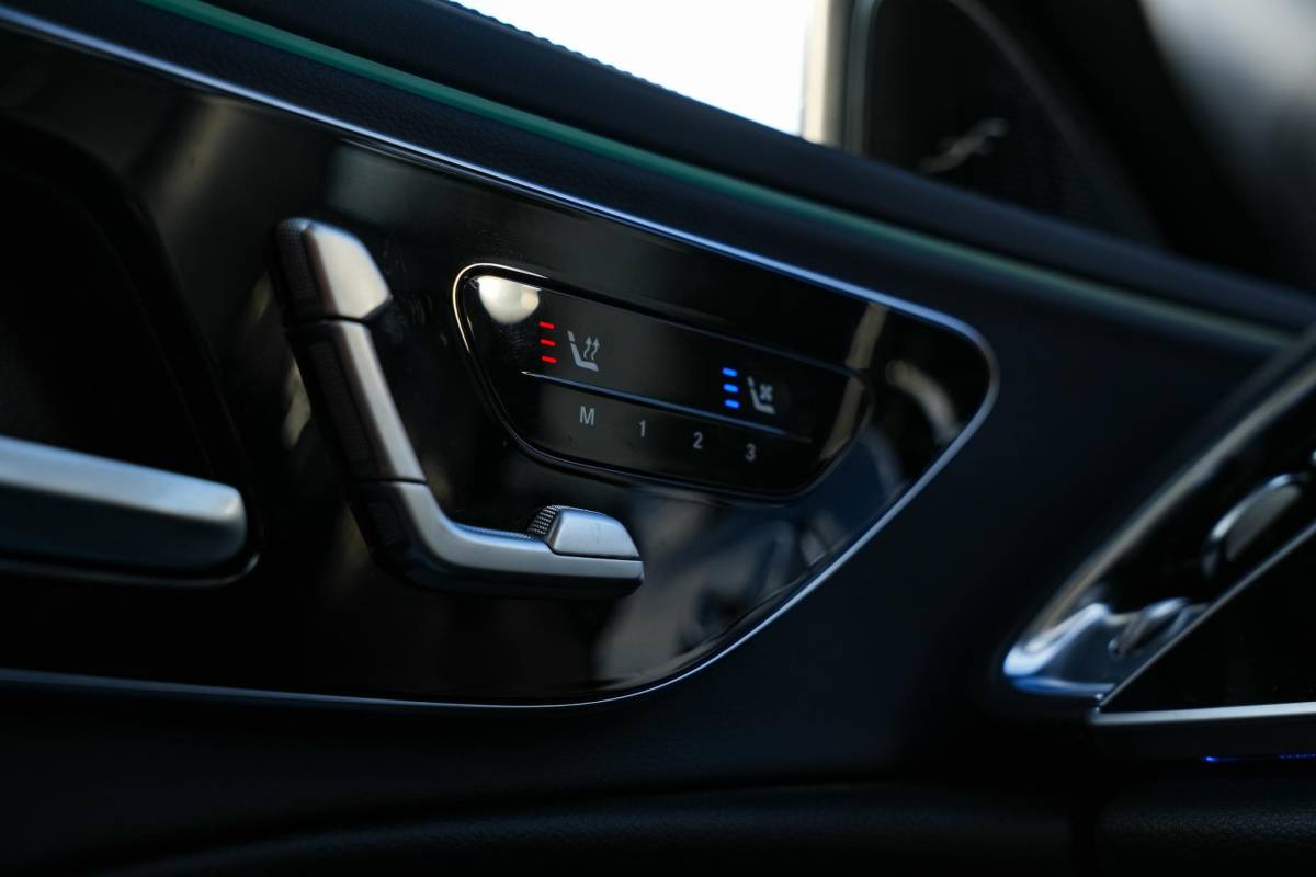 Mercedes-Benz E-Klasse Mercedes-Benz E-klasse E-klasse 200 AMG Hyperscreen Burmester Stoelkoeling 360 Camera