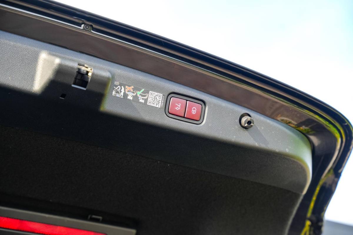 Mercedes-Benz E-Klasse Mercedes-Benz E-klasse E-klasse 200 AMG Hyperscreen Burmester Stoelkoeling 360 Camera