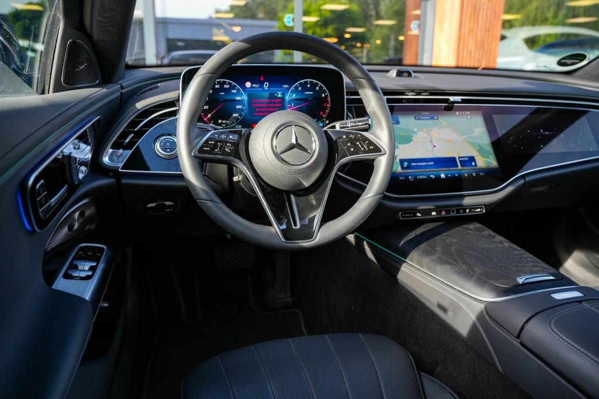 Mercedes-Benz E-Klasse Mercedes-Benz E-klasse E-klasse 200 AMG Hyperscreen Burmester Stoelkoeling 360 Camera