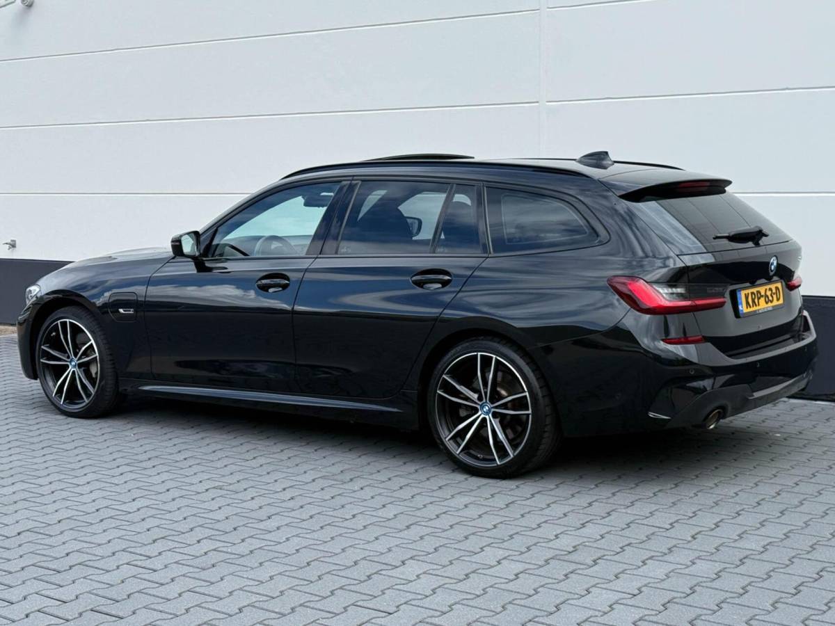 BMW 3 Serie BMW 3-serie Touring 330e M-Sport High Executive | Panoramadak | Drive Assist Prof | Head up | Trekhaak