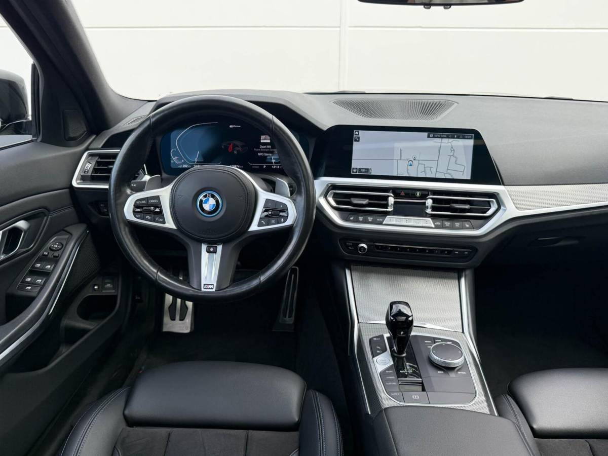 BMW 3 Serie BMW 3-serie Touring 330e M-Sport High Executive | Panoramadak | Drive Assist Prof | Head up | Trekhaak