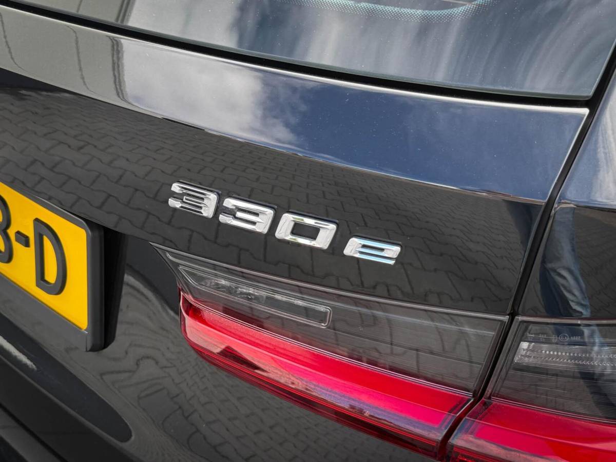 BMW 3 Serie BMW 3-serie Touring 330e M-Sport High Executive | Panoramadak | Drive Assist Prof | Head up | Trekhaak