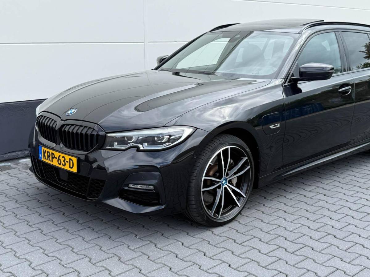 BMW 3 Serie BMW 3-serie Touring 330e M-Sport High Executive | Panoramadak | Drive Assist Prof | Head up | Trekhaak