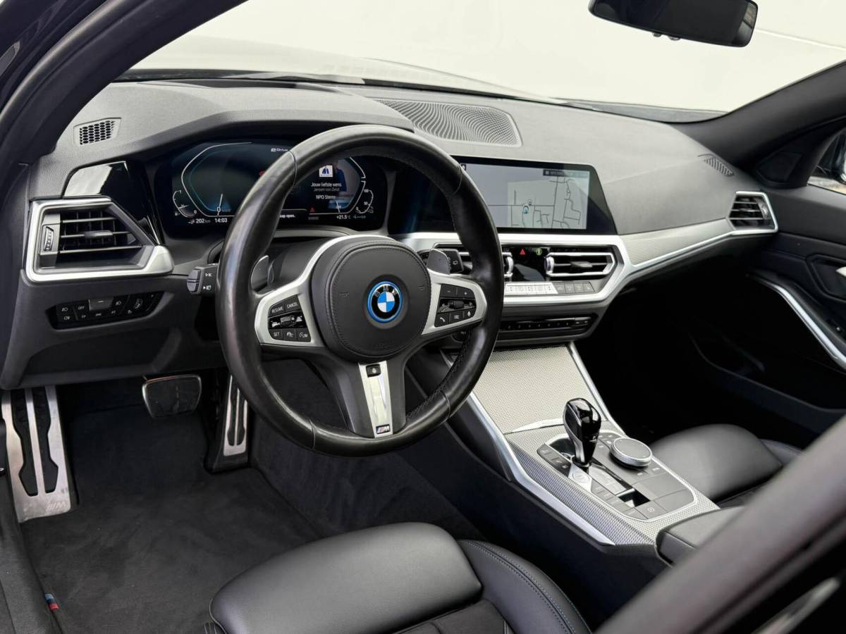 BMW 3 Serie BMW 3-serie Touring 330e M-Sport High Executive | Panoramadak | Drive Assist Prof | Head up | Trekhaak