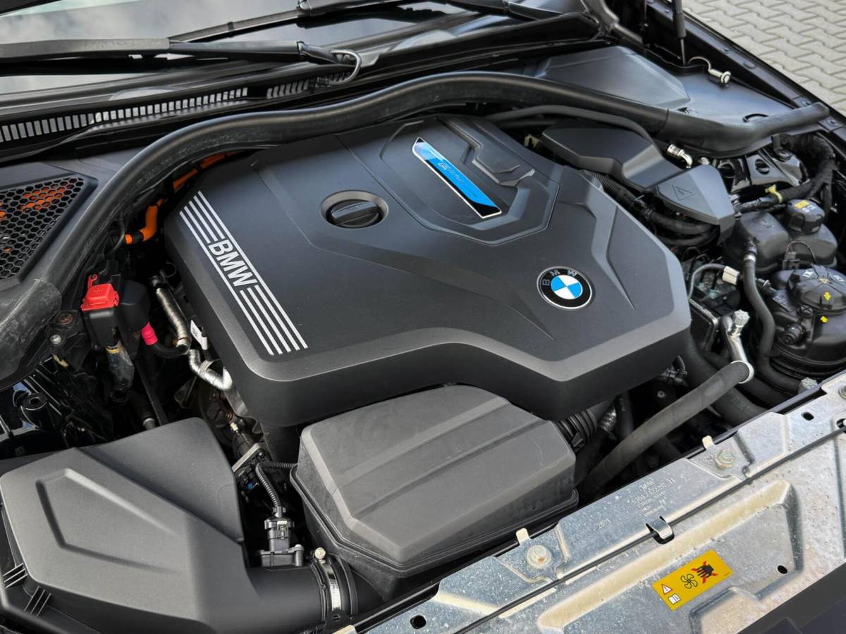 BMW 3 Serie BMW 3-serie Touring 330e M-Sport High Executive | Panoramadak | Drive Assist Prof | Head up | Trekhaak