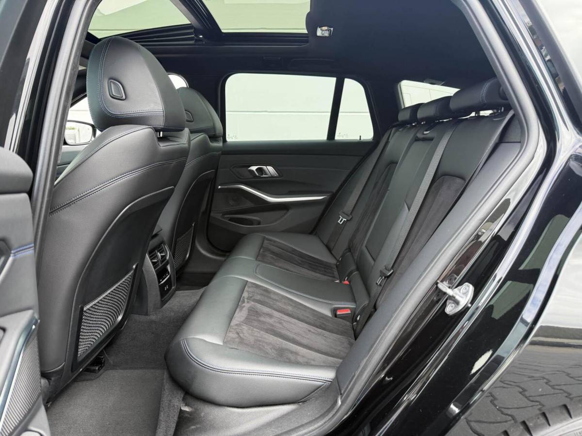 BMW 3 Serie BMW 3-serie Touring 330e M-Sport High Executive | Panoramadak | Drive Assist Prof | Head up | Trekhaak