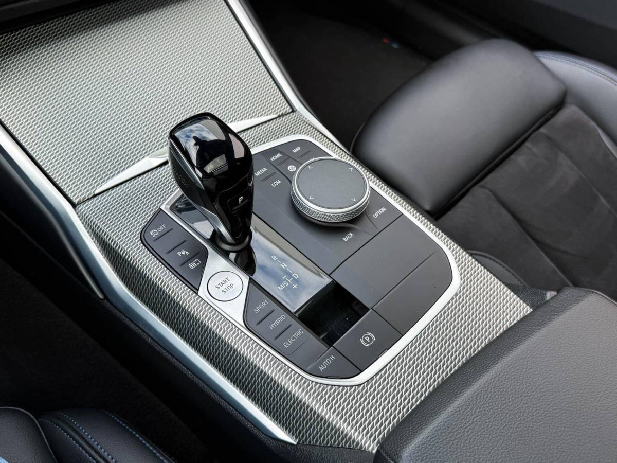 BMW 3 Serie BMW 3-serie Touring 330e M-Sport High Executive | Panoramadak | Drive Assist Prof | Head up | Trekhaak