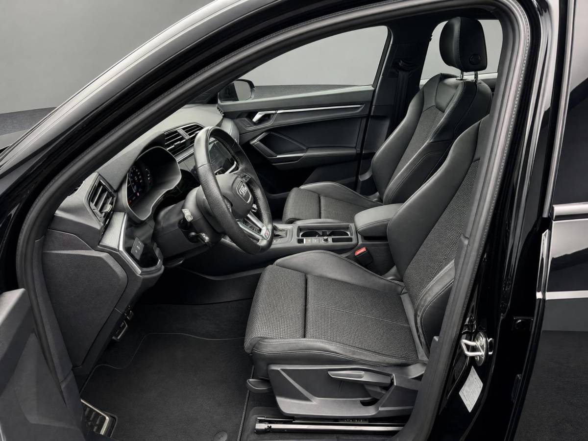 Audi Q3 Audi Q3 35 TFSI 150pk S edition · Apple/Android Car Play · 20” Lichtmetalen Velgen · Elek. inklapbare buitenspiegels · Audi Sound · Virtual Cockpit · Garantie t/m 16-01-2027 of 100.000km