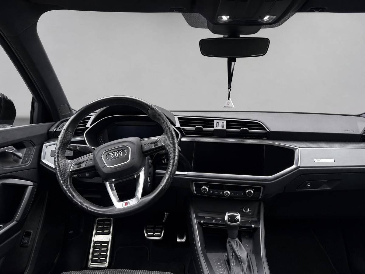 Audi Q3 Audi Q3 35 TFSI 150pk S edition · Apple/Android Car Play · 20” Lichtmetalen Velgen · Elek. inklapbare buitenspiegels · Audi Sound · Virtual Cockpit · Garantie t/m 16-01-2027 of 100.000km