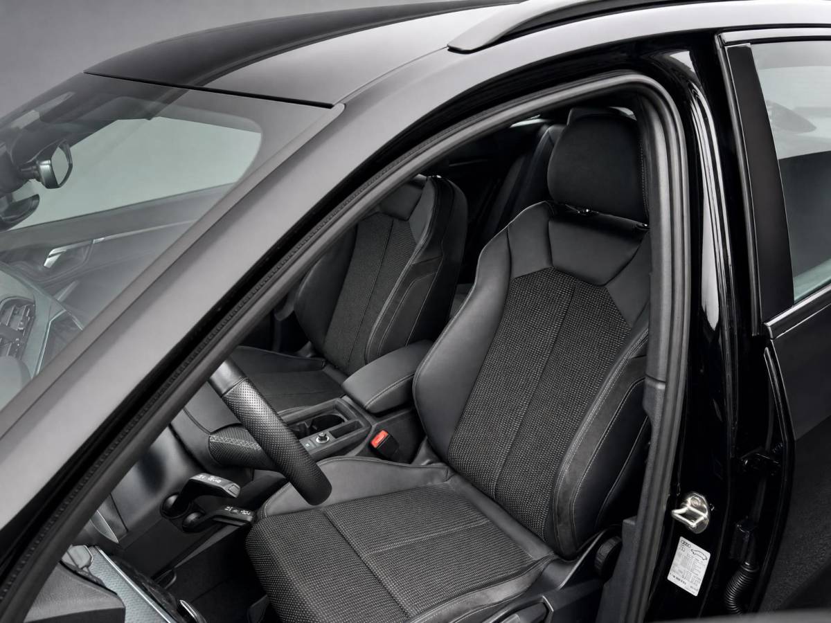 Audi Q3 Audi Q3 35 TFSI 150pk S edition · Apple/Android Car Play · 20” Lichtmetalen Velgen · Elek. inklapbare buitenspiegels · Audi Sound · Virtual Cockpit · Garantie t/m 16-01-2027 of 100.000km