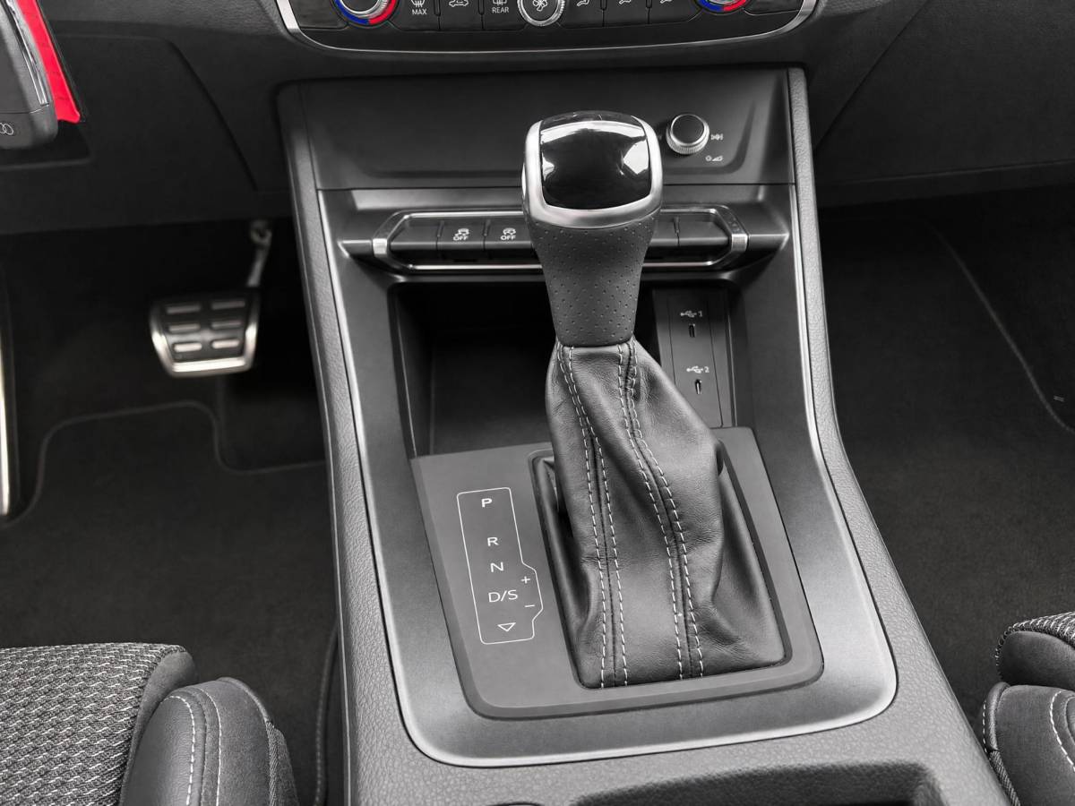 Audi Q3 Audi Q3 35 TFSI 150pk S edition · Apple/Android Car Play · 20” Lichtmetalen Velgen · Elek. inklapbare buitenspiegels · Audi Sound · Virtual Cockpit · Garantie t/m 16-01-2027 of 100.000km