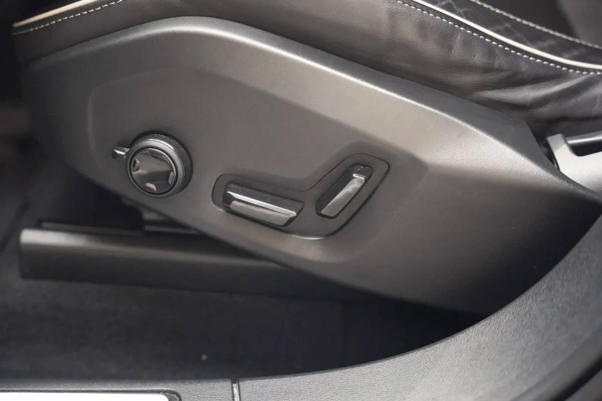 Volvo XC60 Volvo XC60 T6 R-Design FACELIFT Aut. [ Panoramadak H/K Camera Trekhaak ]