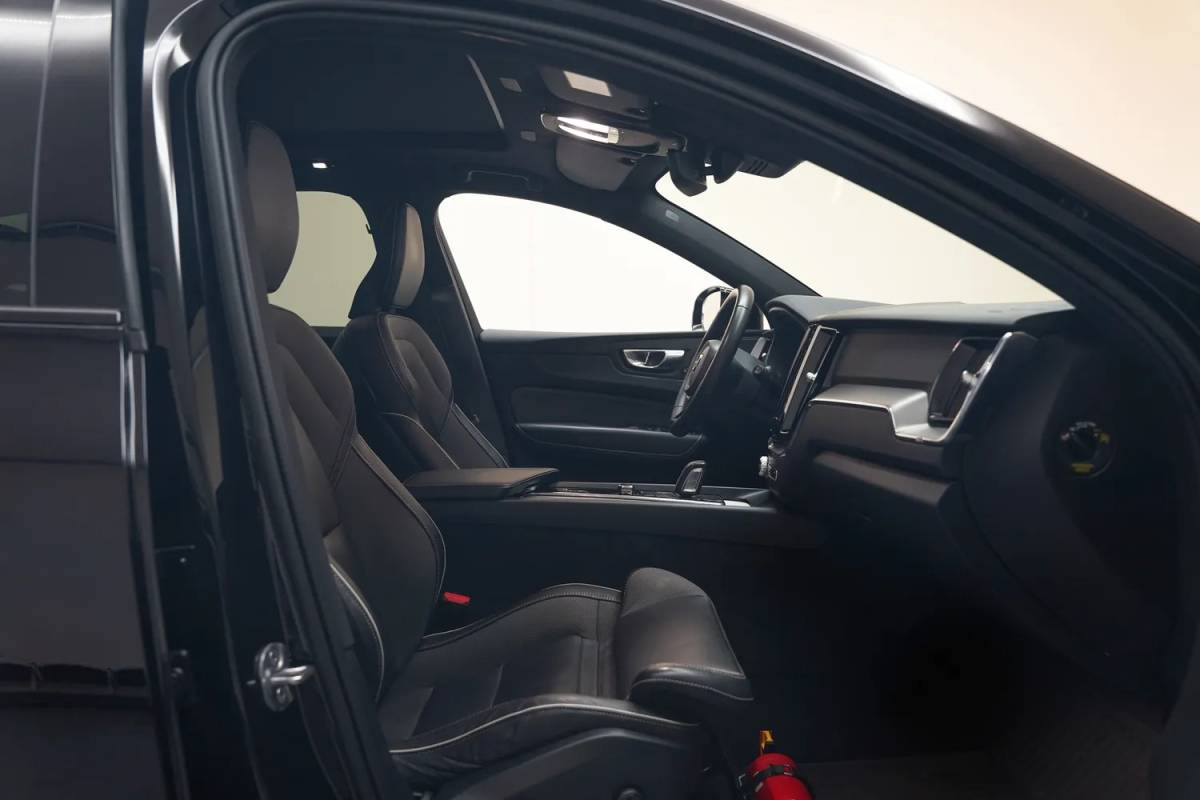 Volvo XC60 Volvo XC60 T6 R-Design FACELIFT Aut. [ Panoramadak H/K Camera Trekhaak ]