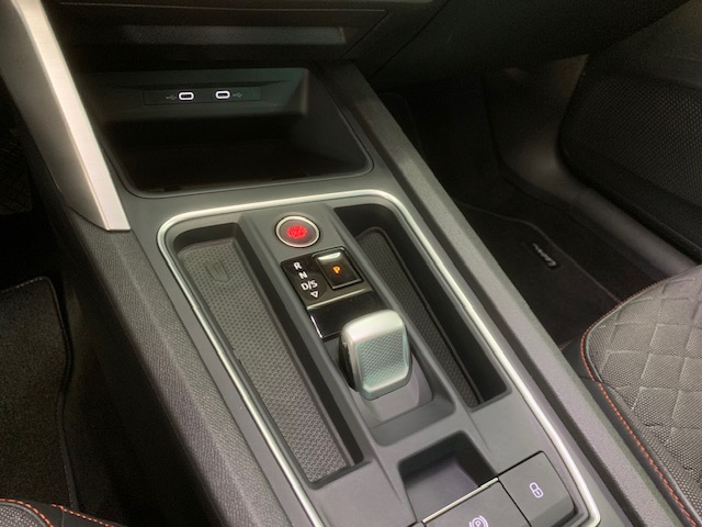 SEAT Leon SEAT Leon 1.5 eTSI FR Business Intense, panoramadak, wegklapbare trekhaak .
