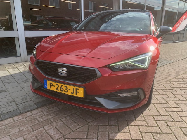 SEAT Leon SEAT Leon 1.5 eTSI FR Business Intense, panoramadak, wegklapbare trekhaak .