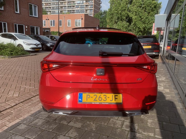 SEAT Leon SEAT Leon 1.5 eTSI FR Business Intense, panoramadak, wegklapbare trekhaak .