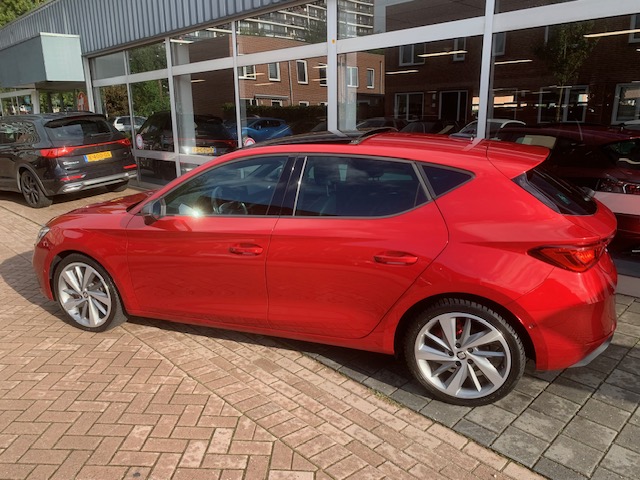SEAT Leon SEAT Leon 1.5 eTSI FR Business Intense, panoramadak, wegklapbare trekhaak .