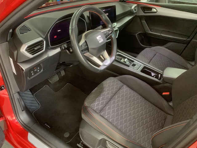 SEAT Leon SEAT Leon 1.5 eTSI FR Business Intense, panoramadak, wegklapbare trekhaak .