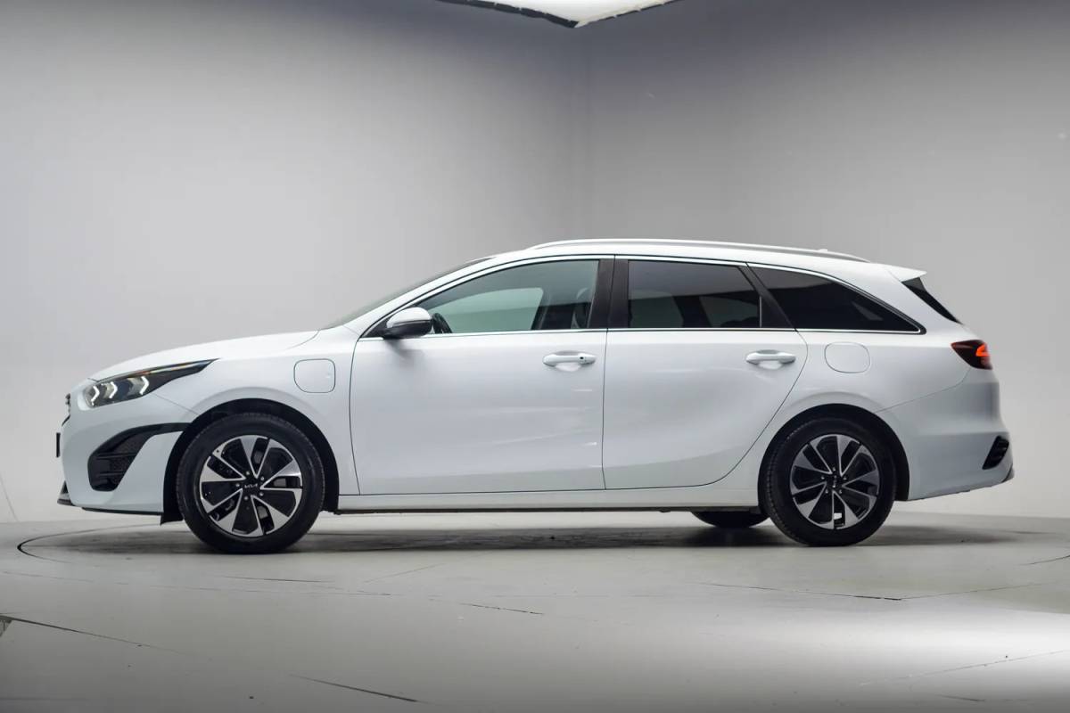 Kia Ceed Sportswagon Kia Ceed SPORTSWAGON 1.6 GDi PHEV DynamicPlusLine Aut. [ Adapt.cruise Camera Stoelverwarming ]