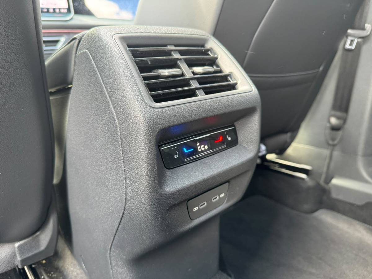 Volkswagen Tiguan Volkswagen Tiguan 1.5 eHybrid 272PK DSG R-LINE SPORT LEDER/HARMAN-KARDON/PANORAMADAK