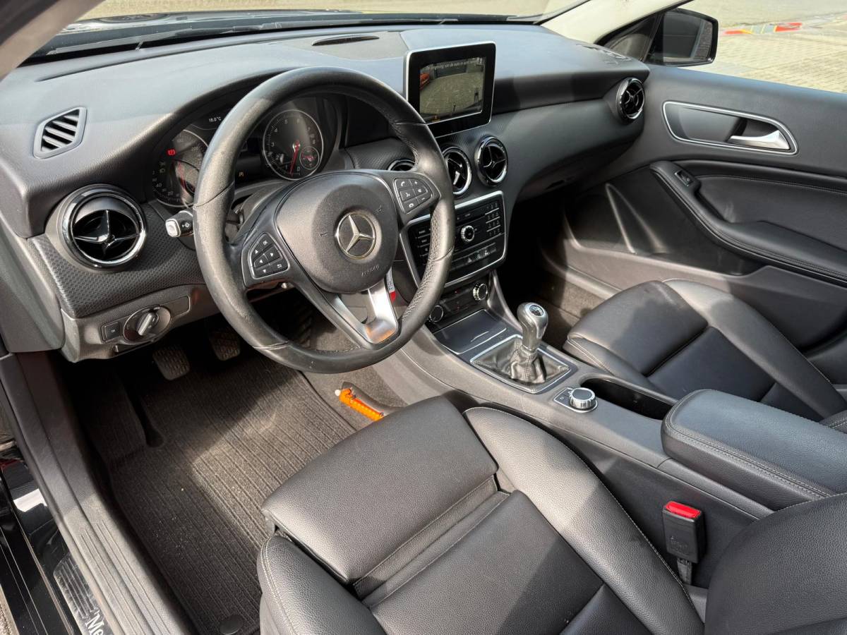 Mercedes-Benz A-Klasse Mercedes-Benz A-klasse 160 AMG Night Edition | 1E EIGENAAR | 12MND GARANTIE | LED | CRUISE | NAVI | BLUETOOTH | TREKHAAK |