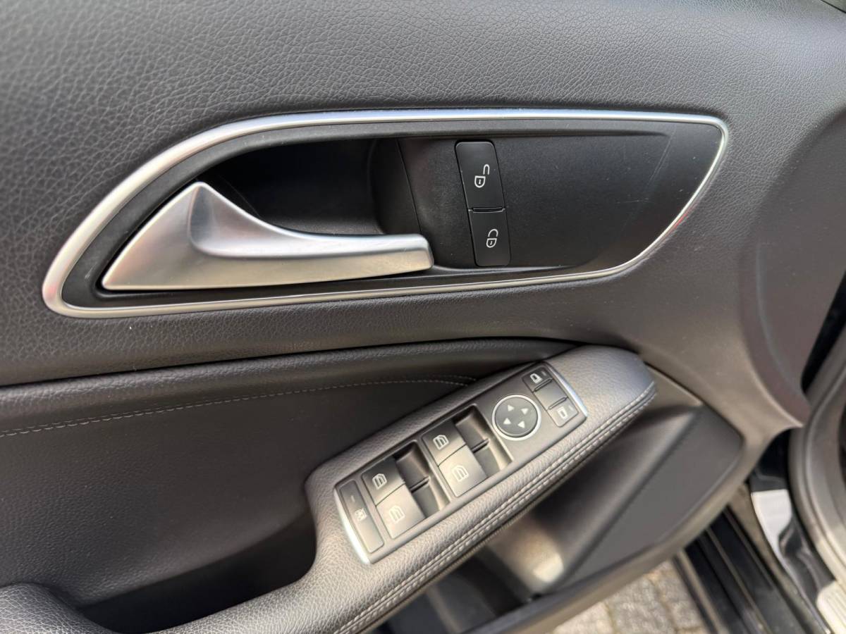 Mercedes-Benz A-Klasse Mercedes-Benz A-klasse 160 AMG Night Edition | 1E EIGENAAR | 12MND GARANTIE | LED | CRUISE | NAVI | BLUETOOTH | TREKHAAK |