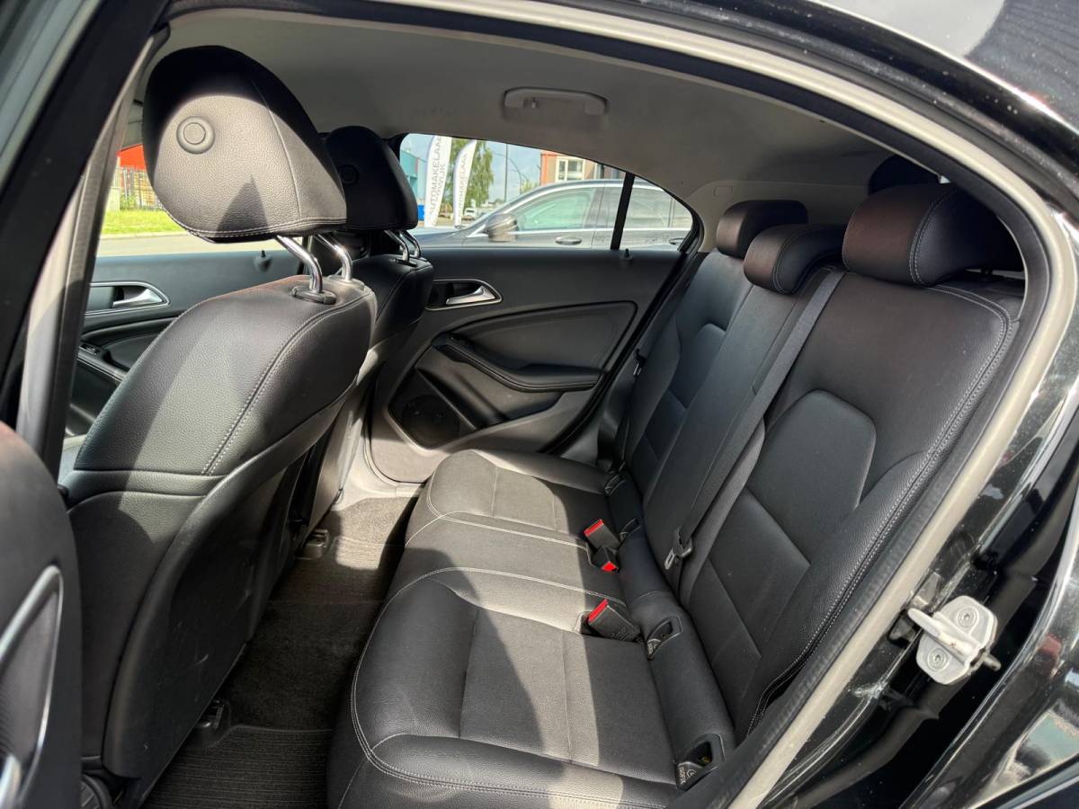 Mercedes-Benz A-Klasse Mercedes-Benz A-klasse 160 AMG Night Edition | 1E EIGENAAR | 12MND GARANTIE | LED | CRUISE | NAVI | BLUETOOTH | TREKHAAK |