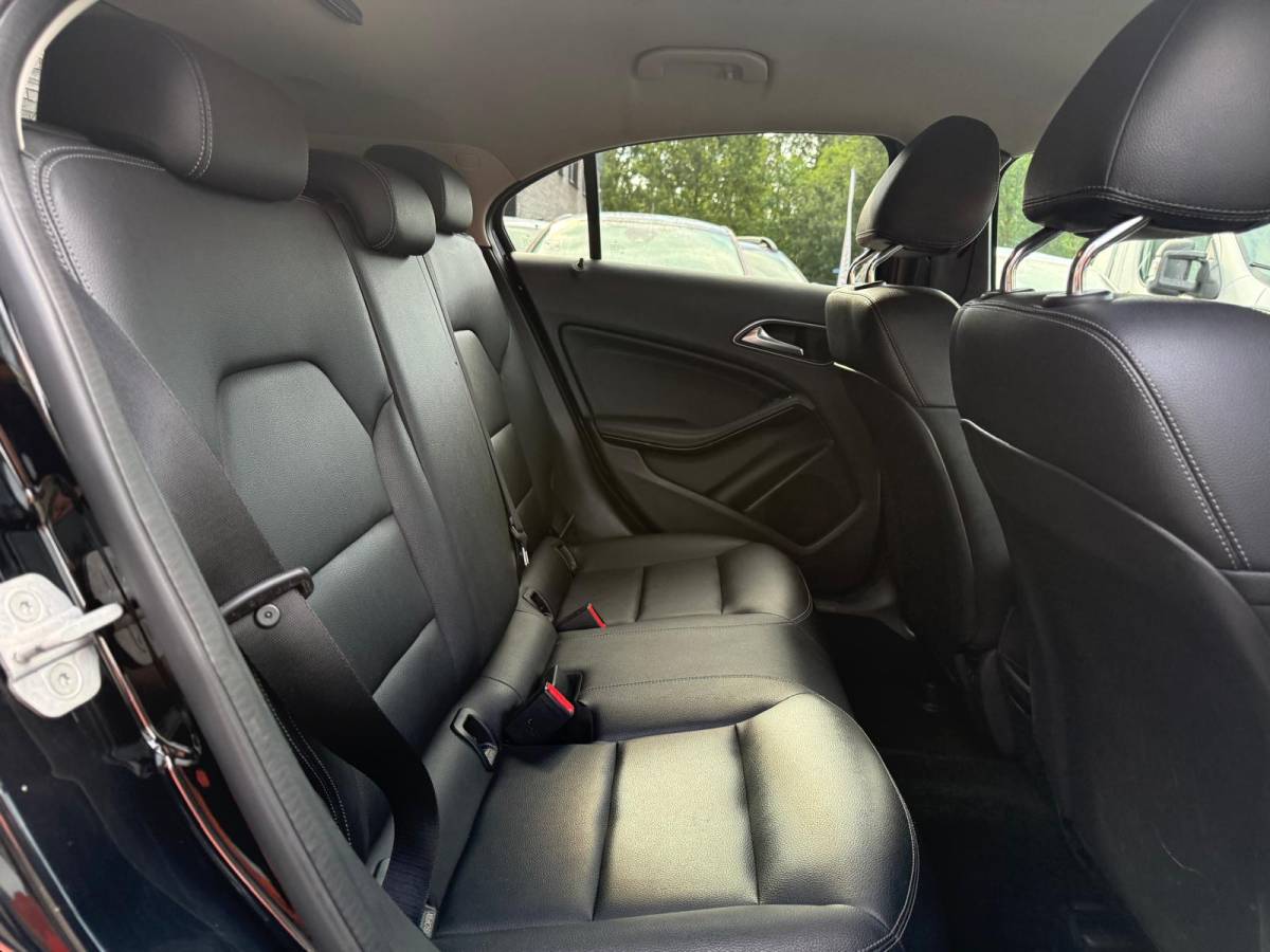 Mercedes-Benz A-Klasse Mercedes-Benz A-klasse 160 AMG Night Edition | 1E EIGENAAR | 12MND GARANTIE | LED | CRUISE | NAVI | BLUETOOTH | TREKHAAK |